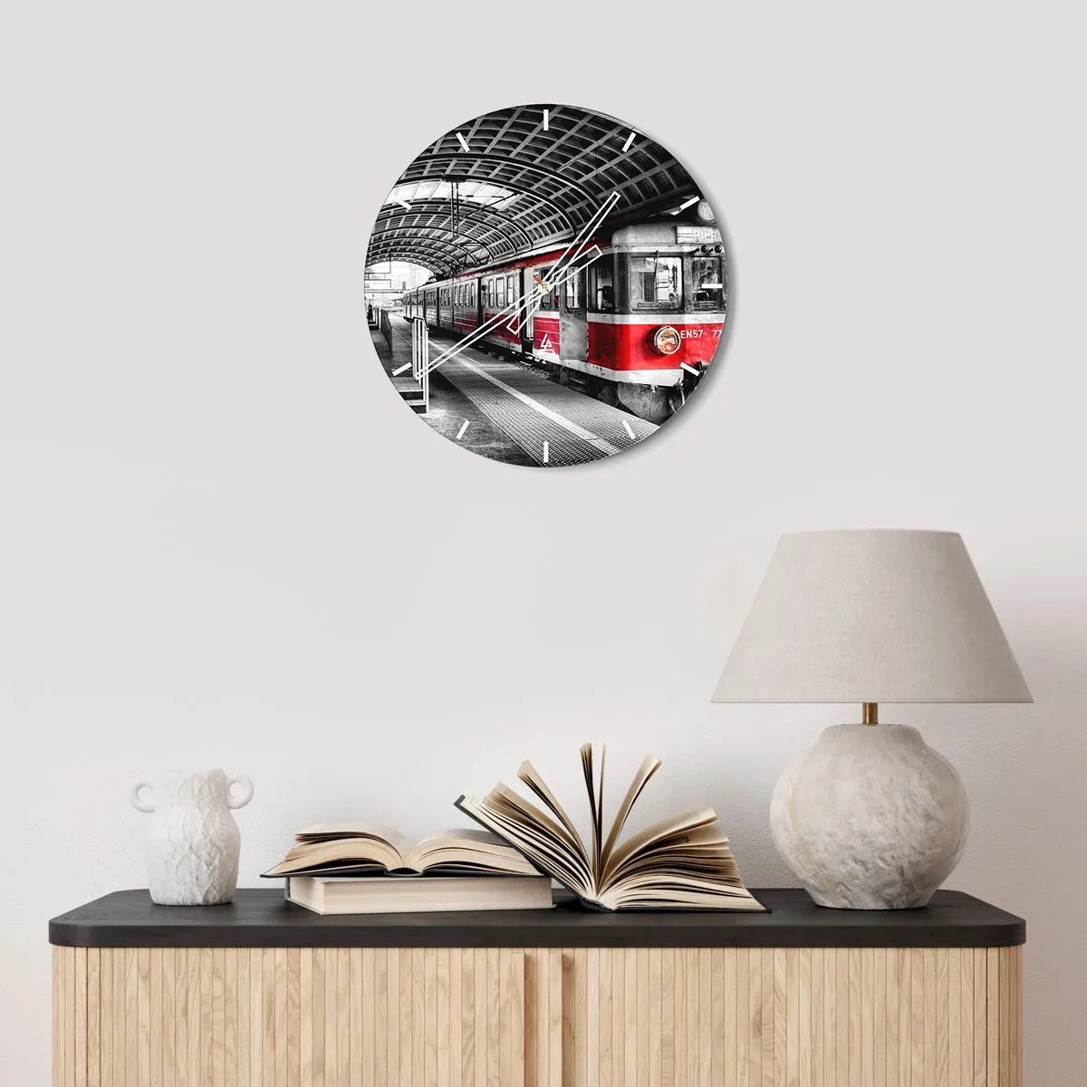 Nástěnné hodiny - Červený vlak na nádraží v industriálním stylu - 30x30cm - Možná je to životní cesta? - Moderní nástěnná dekorace do obývacího pokoje, kuchyně a ložnice ARTTOR