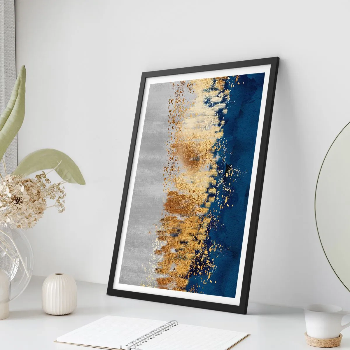 Plakát v černém rámu - Abstraktní kompozice v odstínech tmavě modré, zlaté a stříbrné - 50x70cm - Moderní kompozice s jiskrou - Moderní nástěnná dekorace do obývacího pokoje a ložnice ARTTOR