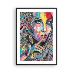 Plakát v černém rámu - Barevný portrét ženy s peřím a lapačem snů - 50x70cm - Mlč, než pochopíš - Moderní nástěnná dekorace do obývacího pokoje a ložnice ARTTOR