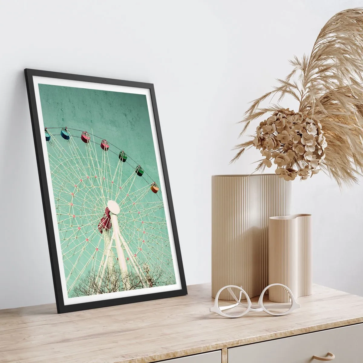 Plakát v černém rámu - Retro ruské kolo proti světle modré obloze - 50x70cm - Zveme vás k zábavě - Moderní nástěnná dekorace do obývacího pokoje a ložnice ARTTOR
