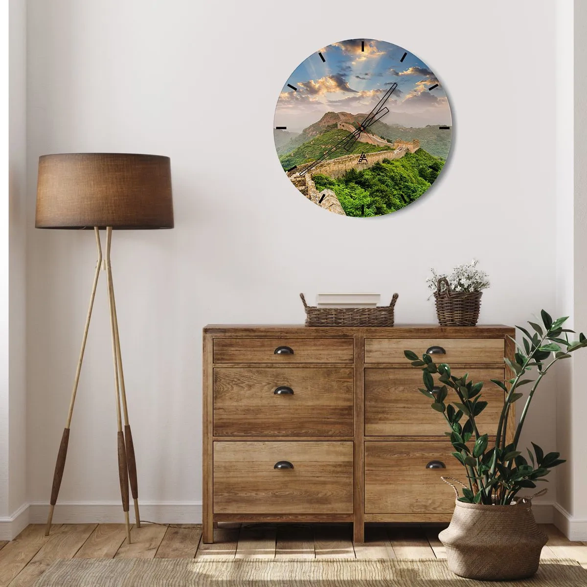 Nástěnné hodiny - Velká čínská zeď při východu slunce obklopená zelenými kopci - 30x30cm - Nepomíjející velikost - Moderní nástěnná dekorace do obývacího pokoje, kuchyně a ložnice ARTTOR