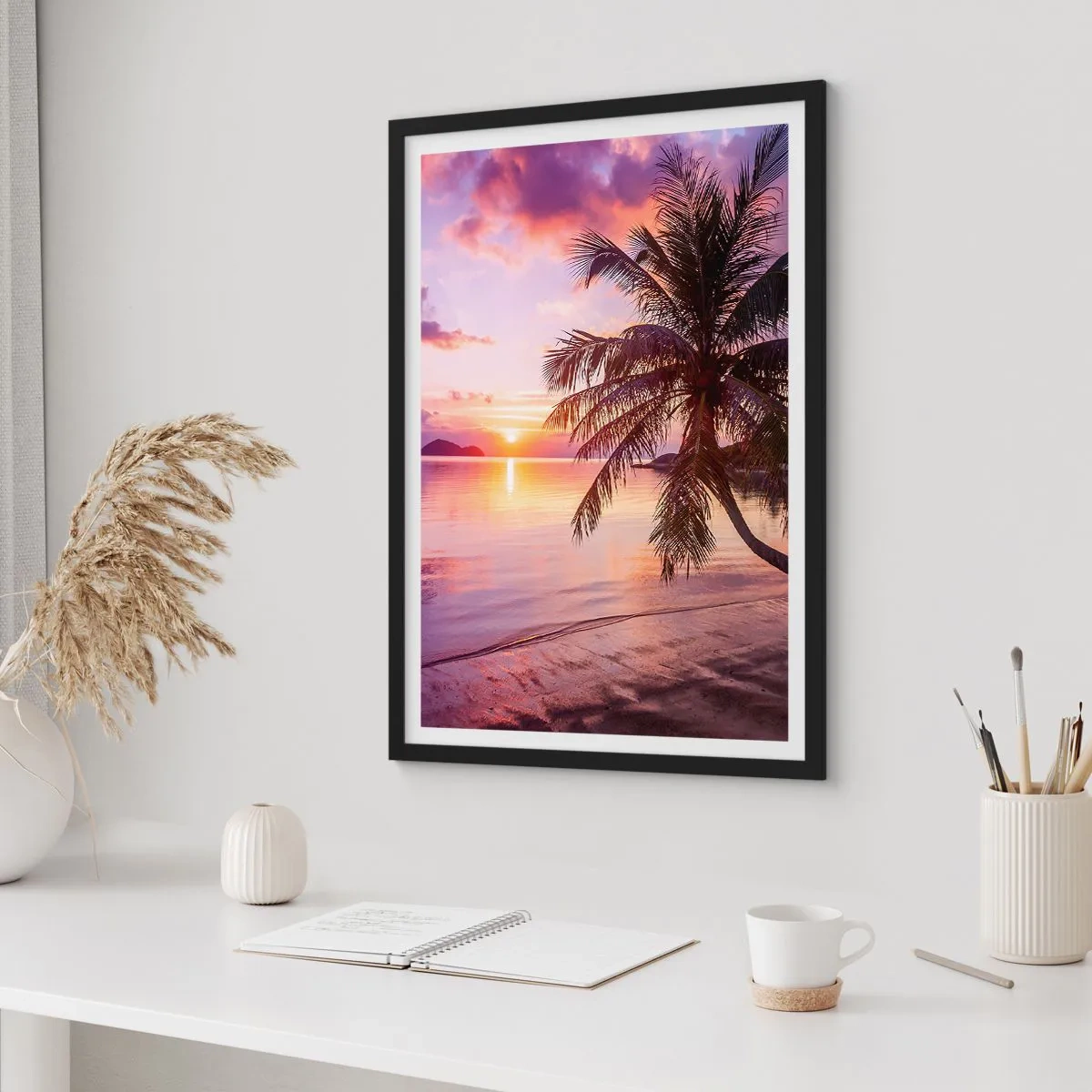 Plakát v černém rámu - Tropický západ slunce s palmou na pláži - 50x70cm - Blahobyt až po okraj - Moderní nástěnná dekorace do obývacího pokoje a ložnice ARTTOR