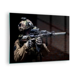 Obraz na skle - Voják v plné výstroji s puškou u cihlové zdi - 70x50cm - Vražedně účinný - Moderní nástěnná dekorace do obývacího pokoje a ložnice ARTTOR