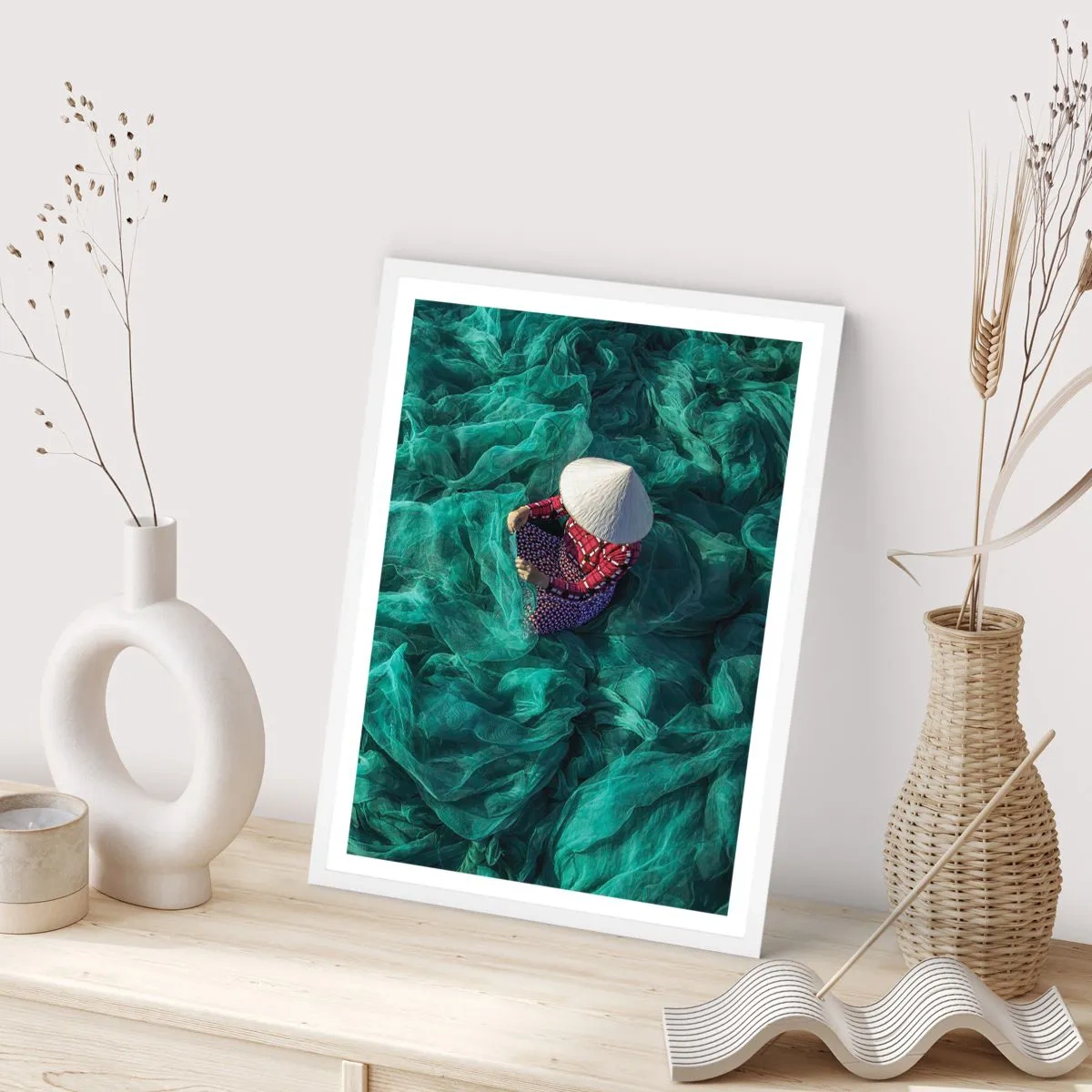 Plakát v bílém rámu - V moři sítí - 70x100 cm