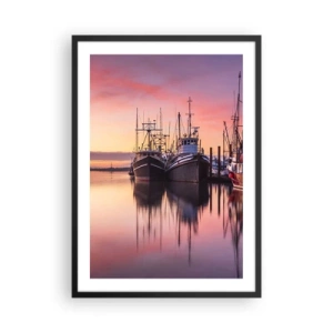 Plakát v černém rámu - Rybářské lodě v přístavu při západu slunce - 50x70cm - Před dalším dnem - Moderní nástěnná dekorace do obývacího pokoje a ložnice ARTTOR