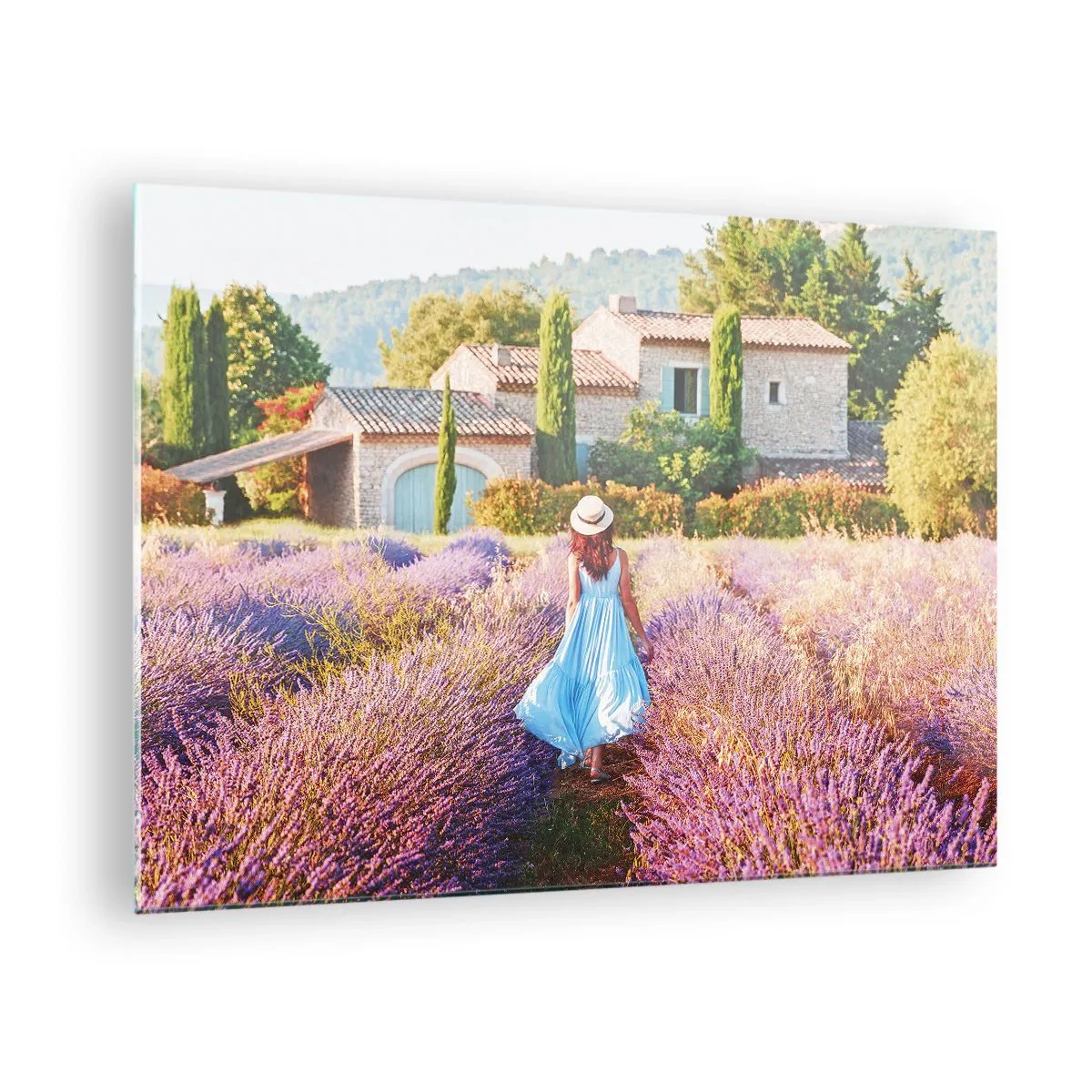 Obraz na skle - Žena v šatech procházející se levandulovým polem - 70x50cm - Levandulová dívka - Moderní nástěnná dekorace do obývacího pokoje a ložnice ARTTOR