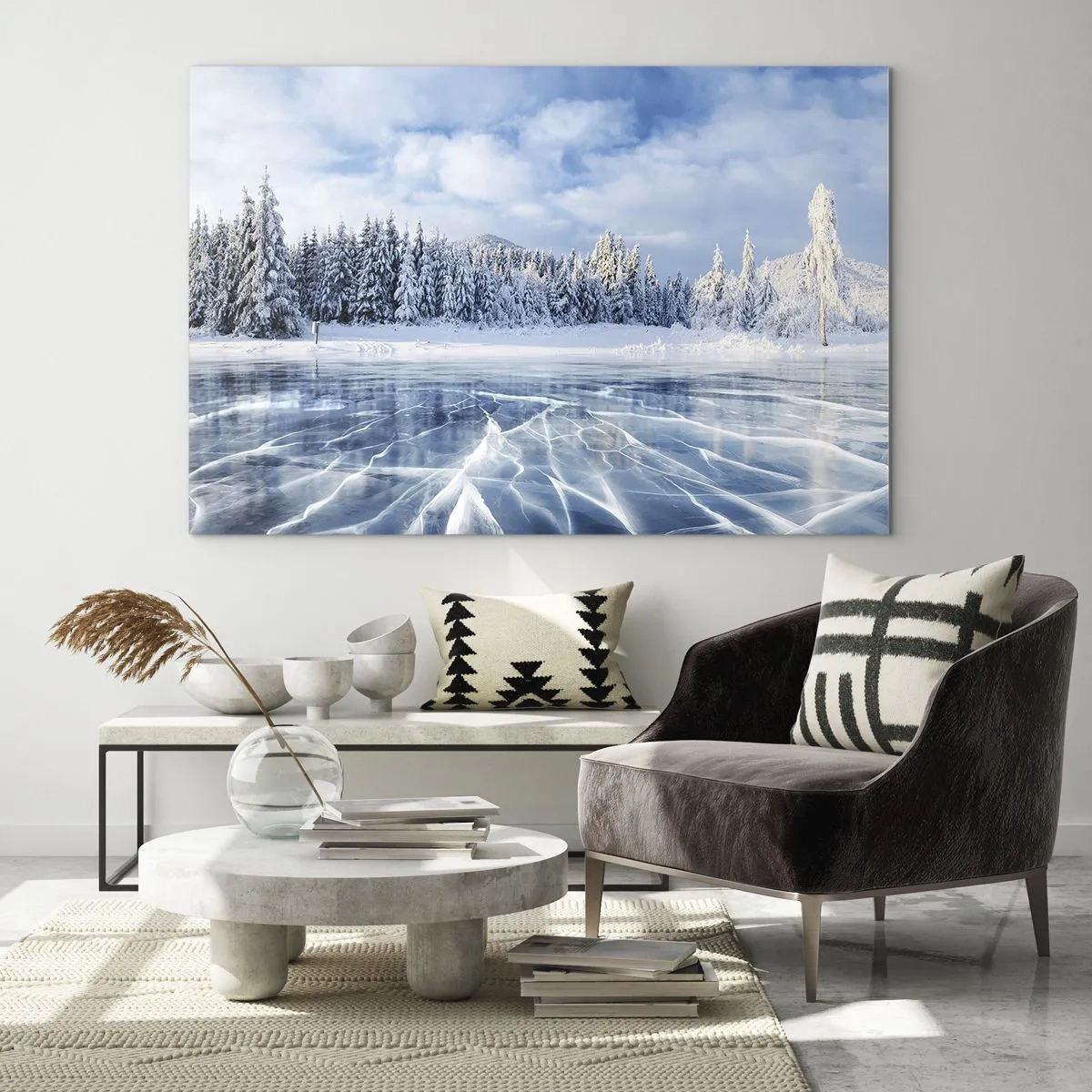 Obraz na skle - Zamrzlé jezero obklopené zimním lesem - 70x50cm - Oslnivý a krystalický pohled - Moderní nástěnná dekorace do obývacího pokoje a ložnice ARTTOR