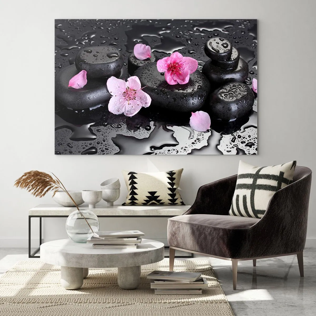 Obraz na skle - Lázeňské kameny s květinami na mokrém pozadí - 70x50cm - A kámen spadl ze srdce - Moderní nástěnná dekorace do obývacího pokoje a ložnice ARTTOR