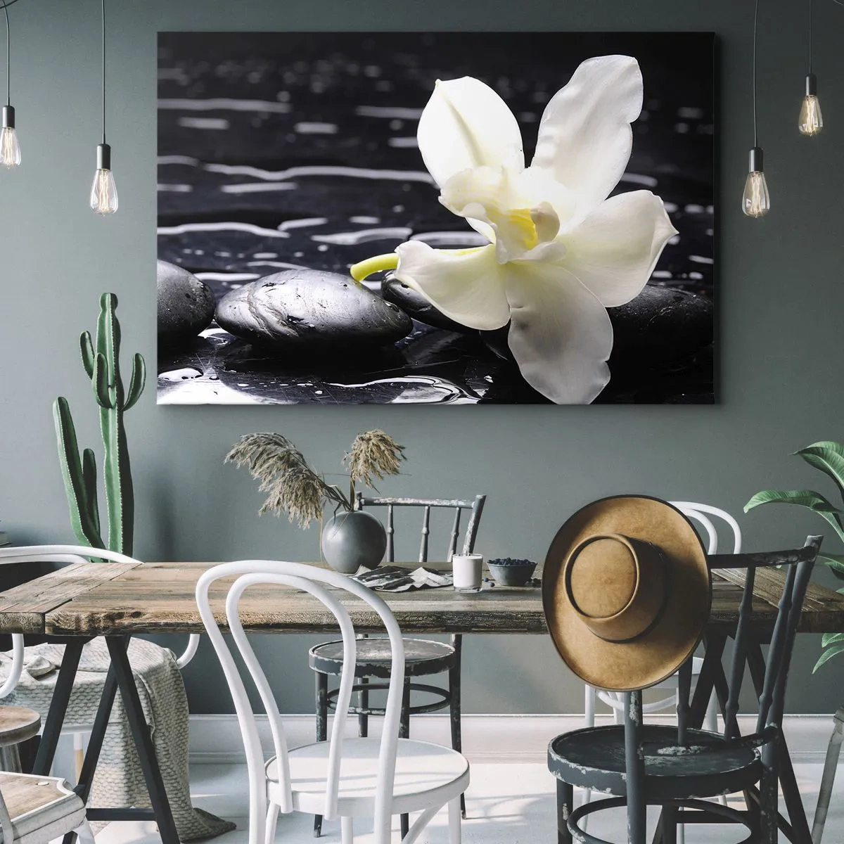 Obraz na plátně - Bílá orchidej na pozadí černých kamenů a vody. - 70x50cm - Studie v černé a bílé - Moderní nástěnná dekorace do obývacího pokoje a ložnice ARTTOR