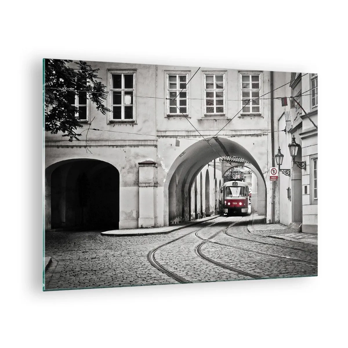 Obraz na skle - Černá a bílá tramvaj ve staré ulici - 70x50cm - Městským labyrintem - Moderní nástěnná dekorace do obývacího pokoje a ložnice ARTTOR