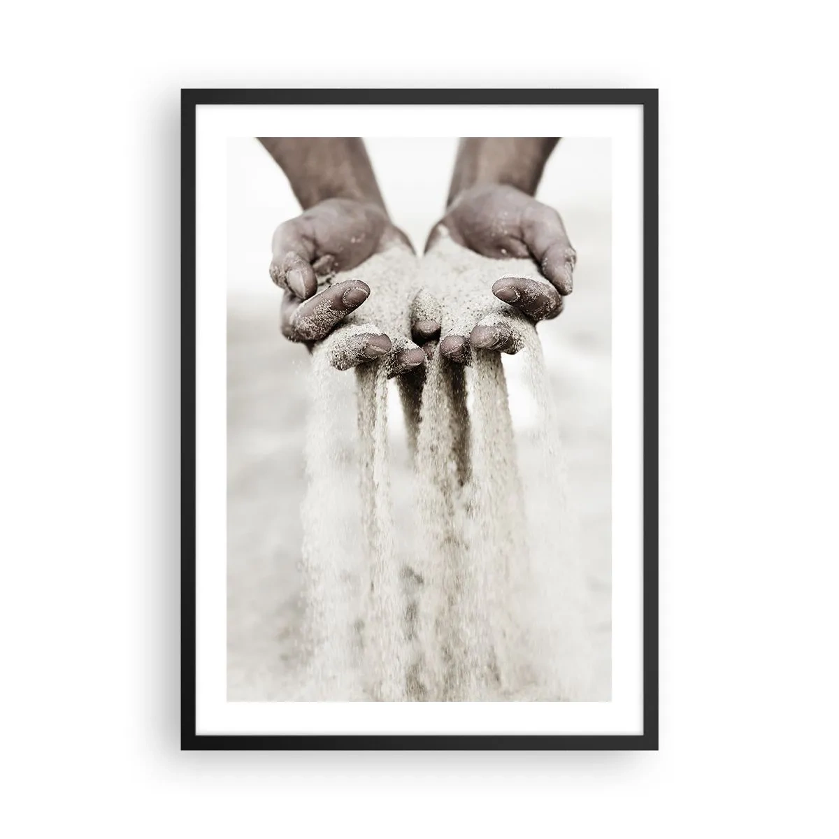 Plakát v černém rámu - Ruce držící písek, symbolizující prchavost a křehkost okamžiku - 50x70cm - Těmahle rukama… - Moderní nástěnná dekorace do obývacího pokoje a ložnice ARTTOR