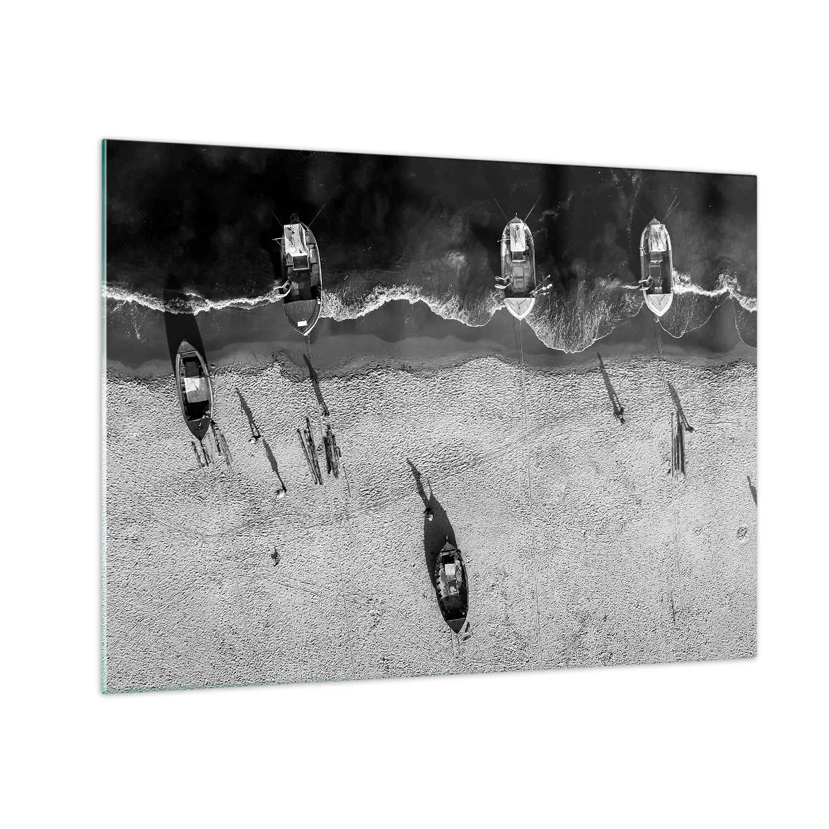 Obraz na skle - Černobílé lodě a jejich stíny na písečné pláži při pohledu shora - 70x50cm - Ještě na břehu… - Moderní nástěnná dekorace do obývacího pokoje a ložnice ARTTOR