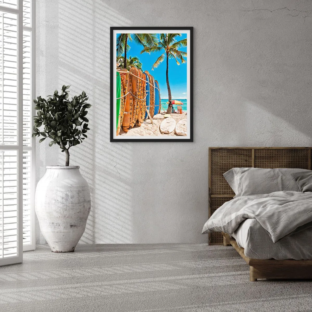 Plakát v černém rámu - Surfovací prkna na pláži s palmami a modrou oblohou - 50x70cm - Slunečná zábava - Moderní nástěnná dekorace do obývacího pokoje a ložnice ARTTOR