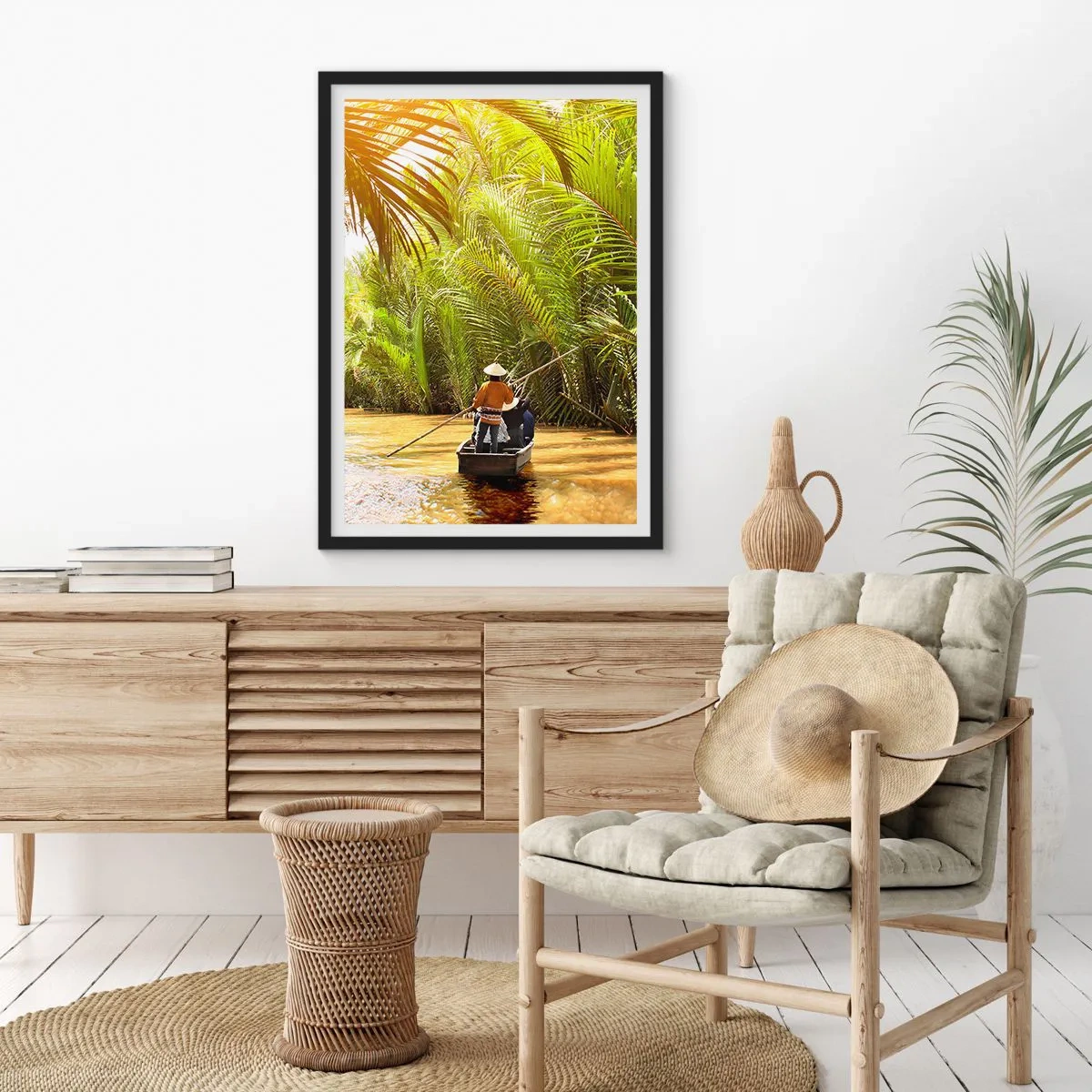 Plakát v černém rámu - Tradiční loď v tropickém palmovém lese osvětleném sluncem - 50x70cm - Palmovou souteškou - Moderní nástěnná dekorace do obývacího pokoje a ložnice ARTTOR