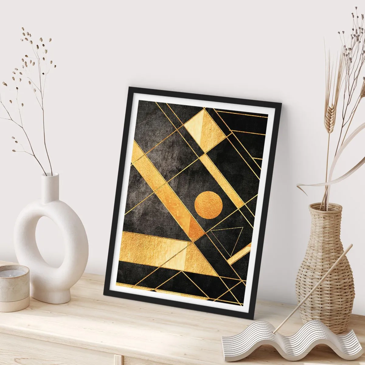Plakát v černém rámu - Zlaté geometrické vzory na černém pozadí - 50x70cm - Slunce pouště - Moderní nástěnná dekorace do obývacího pokoje a ložnice ARTTOR