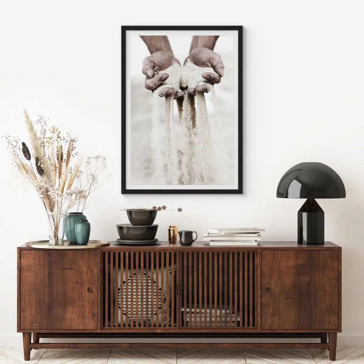 Plakát v černém rámu - Ruce držící písek, symbolizující prchavost a křehkost okamžiku - 50x70cm - Těmahle rukama… - Moderní nástěnná dekorace do obývacího pokoje a ložnice ARTTOR