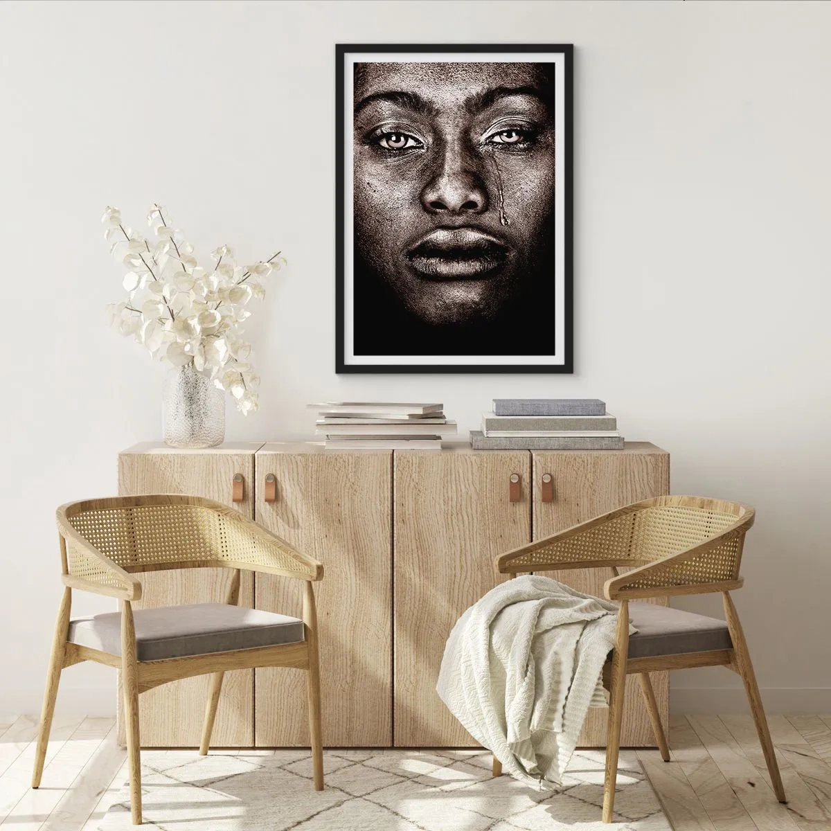 Plakát v černém rámu - Portrét tváře s výraznou slzou v monochromatickém stylu - 50x70cm - Jedna slza - Moderní nástěnná dekorace do obývacího pokoje a ložnice ARTTOR