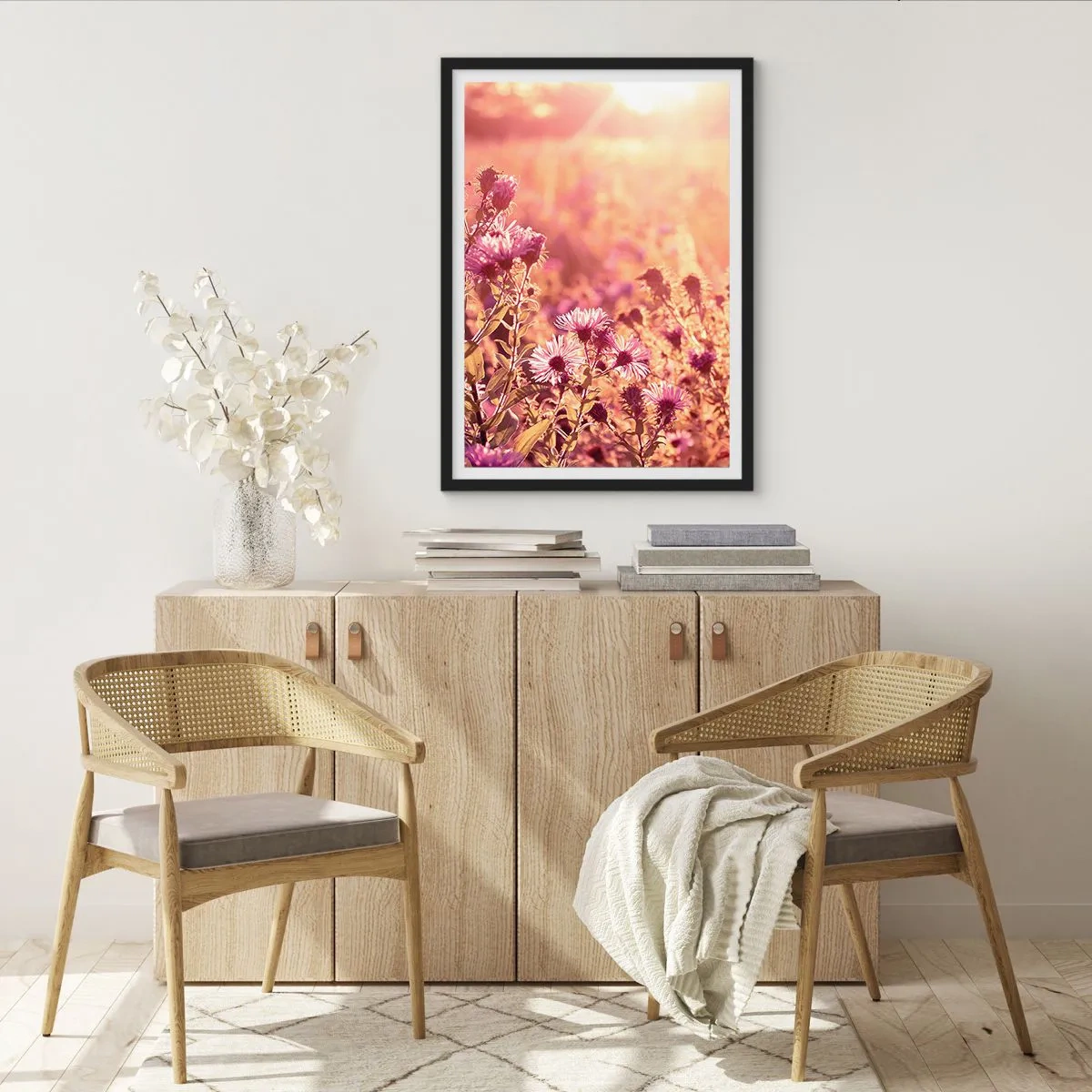Plakát v černém rámu - Pole fialových květin ve světle zapadajícího slunce - 50x70cm - Než skončí léto - Moderní nástěnná dekorace do obývacího pokoje a ložnice ARTTOR