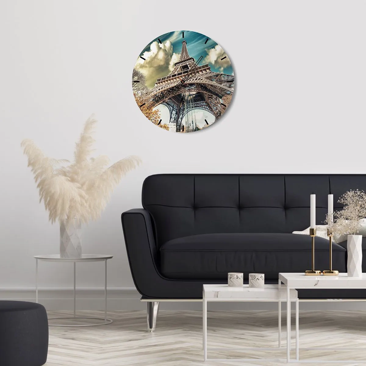 Nástěnné hodiny - Eiffelova věž na pozadí podzimní oblohy s mraky - 30x30cm - A na podzim v Paříži… - Moderní nástěnná dekorace do obývacího pokoje, kuchyně a ložnice ARTTOR