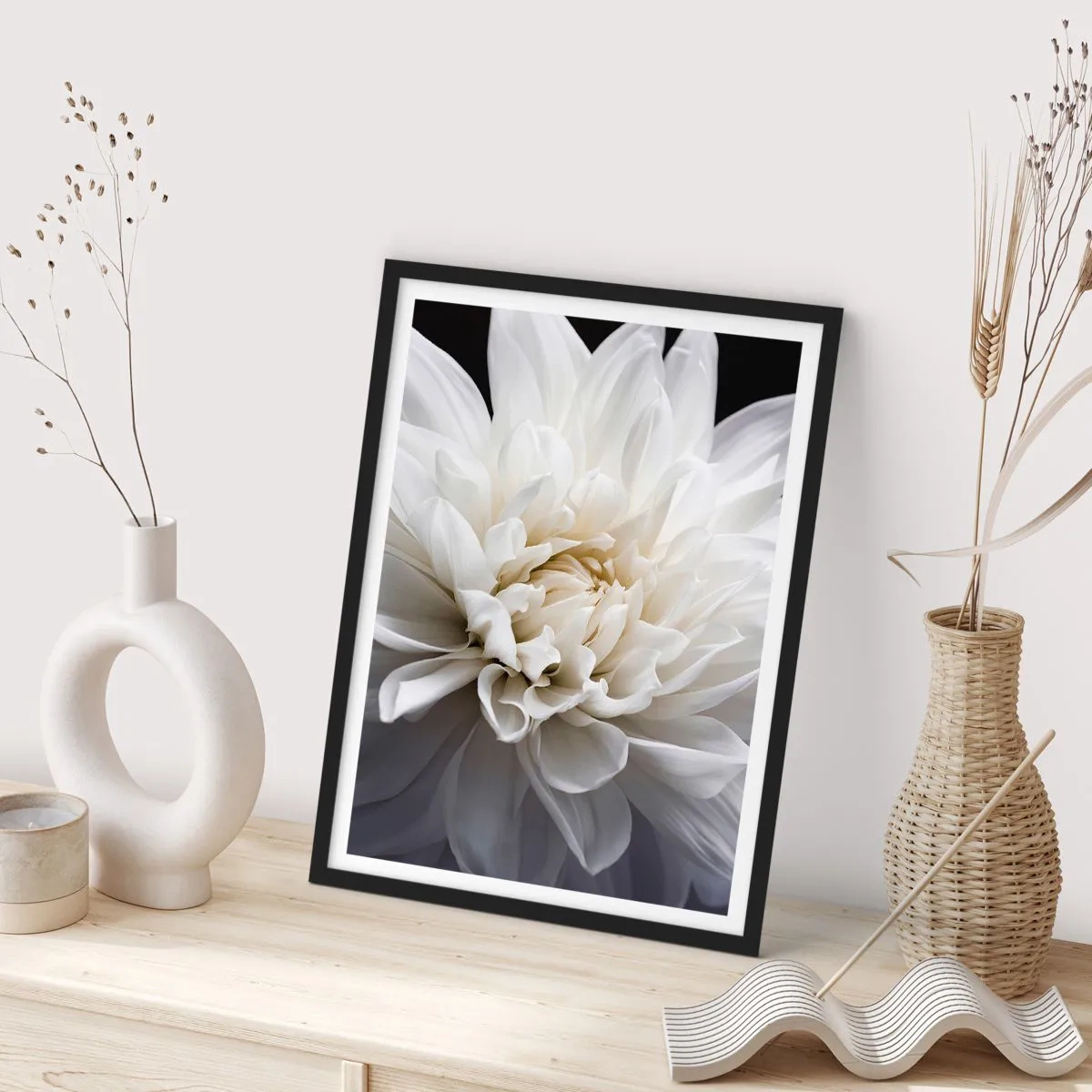 Plakát v černém rámu - Detail bílé jiřiny na tmavém pozadí - 50x70cm - Dopoledne s nevěstou - Moderní nástěnná dekorace do obývacího pokoje a ložnice ARTTOR
