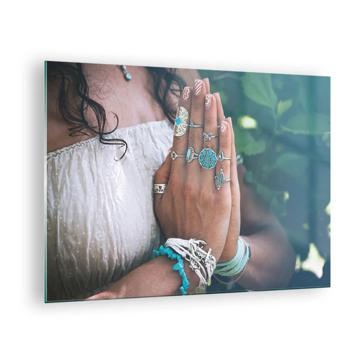 Obraz na skle - Ženské ruce nosí boho šperky - 70x50cm - Vítejte v centru bytí - Moderní nástěnná dekorace do obývacího pokoje a ložnice ARTTOR