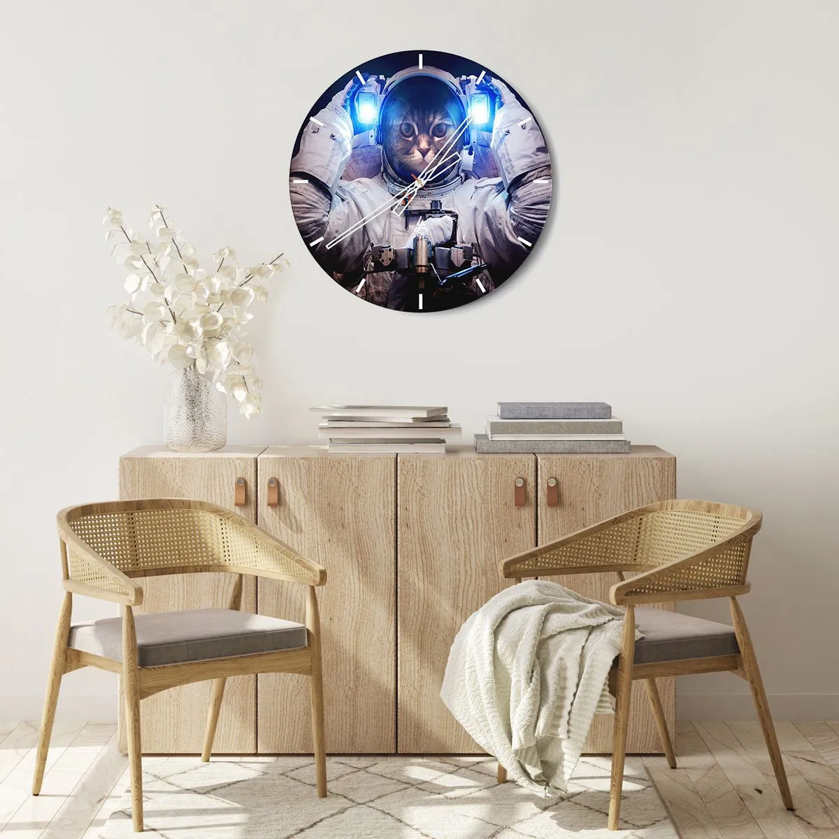 Nástěnné hodiny - Kočka v astronautském obleku s modrým světlem v pozadí. - 30x30cm - Houston, máte problém - Moderní nástěnná dekorace do obývacího pokoje, kuchyně a ložnice ARTTOR