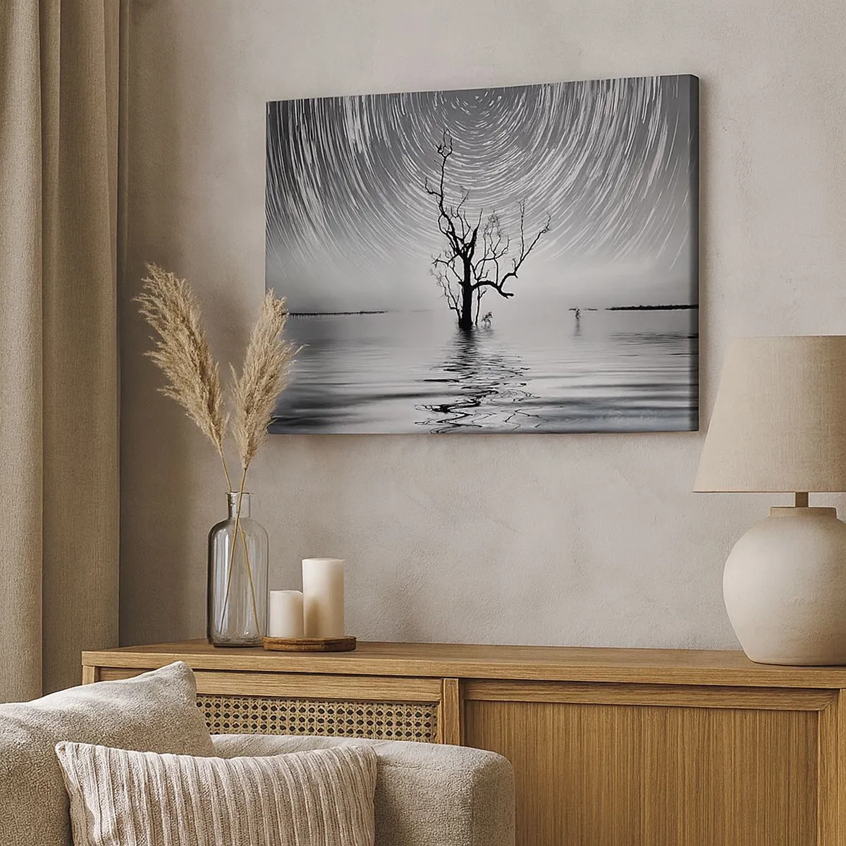 Obraz na plátně - Strom ve vodě pod noční oblohou s pohybujícími se hvězdami - 70x50cm - Symfonie přírody - Moderní nástěnná dekorace do obývacího pokoje a ložnice ARTTOR