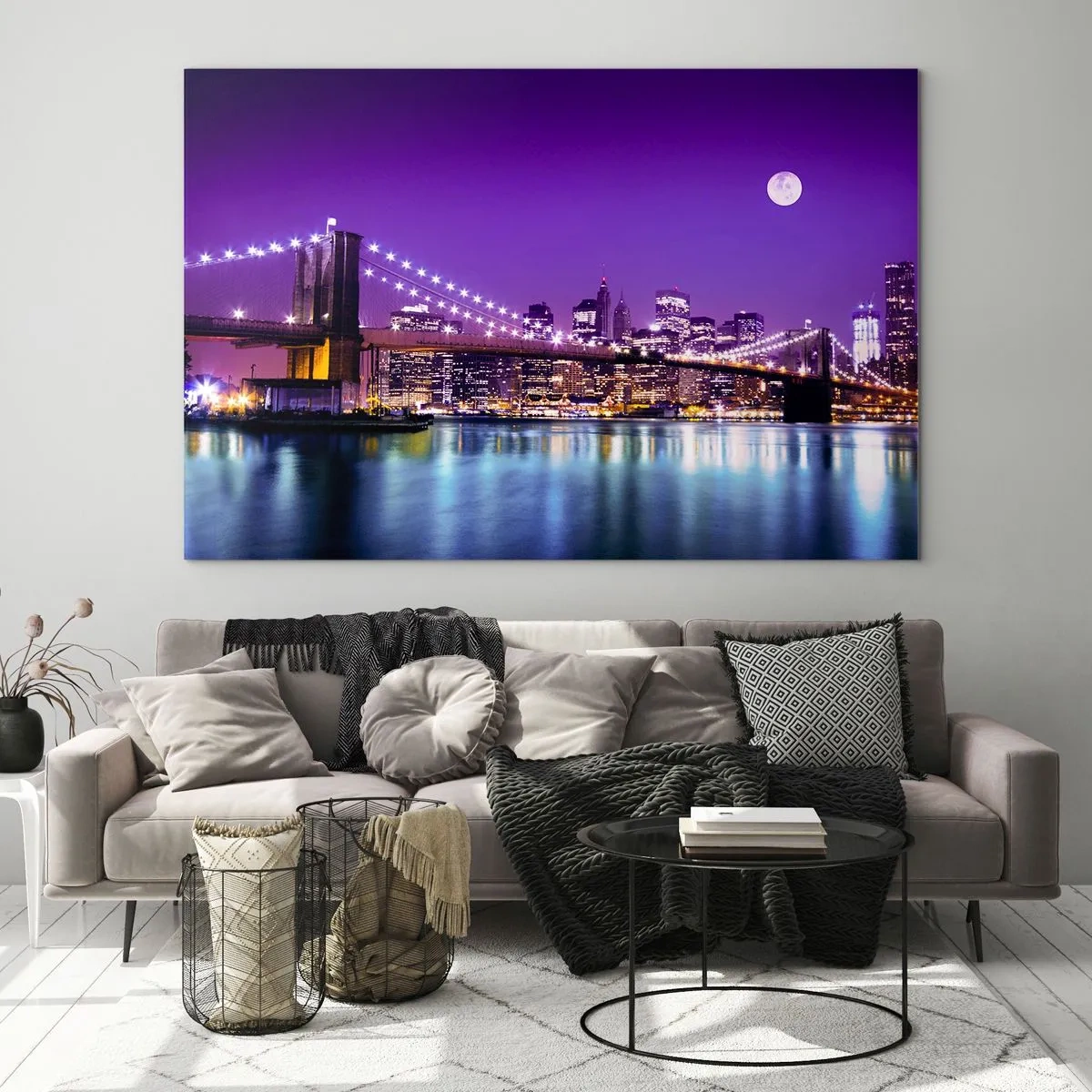Obraz na skle - Brooklynský most a Manhattan v noci ve fialových odstínech - 70x50cm - Světla velkoměsta ve fialové - Moderní nástěnná dekorace do obývacího pokoje a ložnice ARTTOR
