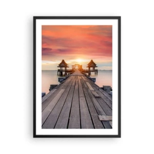 Plakát v černém rámu - Dřevěné molo se sluncem zapadajícím nad vodou v pozadí - 50x70cm - Západ na východě - Moderní nástěnná dekorace do obývacího pokoje a ložnice ARTTOR