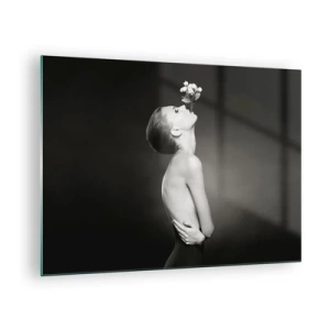 Obraz na skle - Žena s květinou v ústech na černobílém portrétu - 70x50cm - Excentrická elegance - Moderní nástěnná dekorace do obývacího pokoje a ložnice ARTTOR