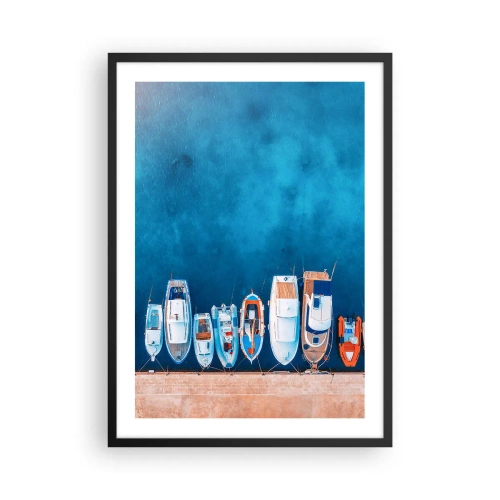 Plakát v černém rámu - Pohled z ptačí perspektivy na lodě kotvící v modré zátoce - 50x70cm - V řadě za sebou - Moderní nástěnná dekorace do obývacího pokoje a ložnice ARTTOR