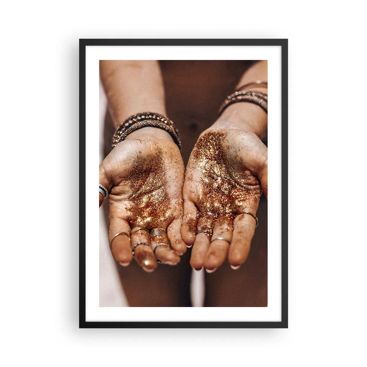 Plakát v černém rámu - Ruce s lesklými třpytkami - 50x70cm - Dárek pro tebe - Moderní nástěnná dekorace do obývacího pokoje a ložnice ARTTOR