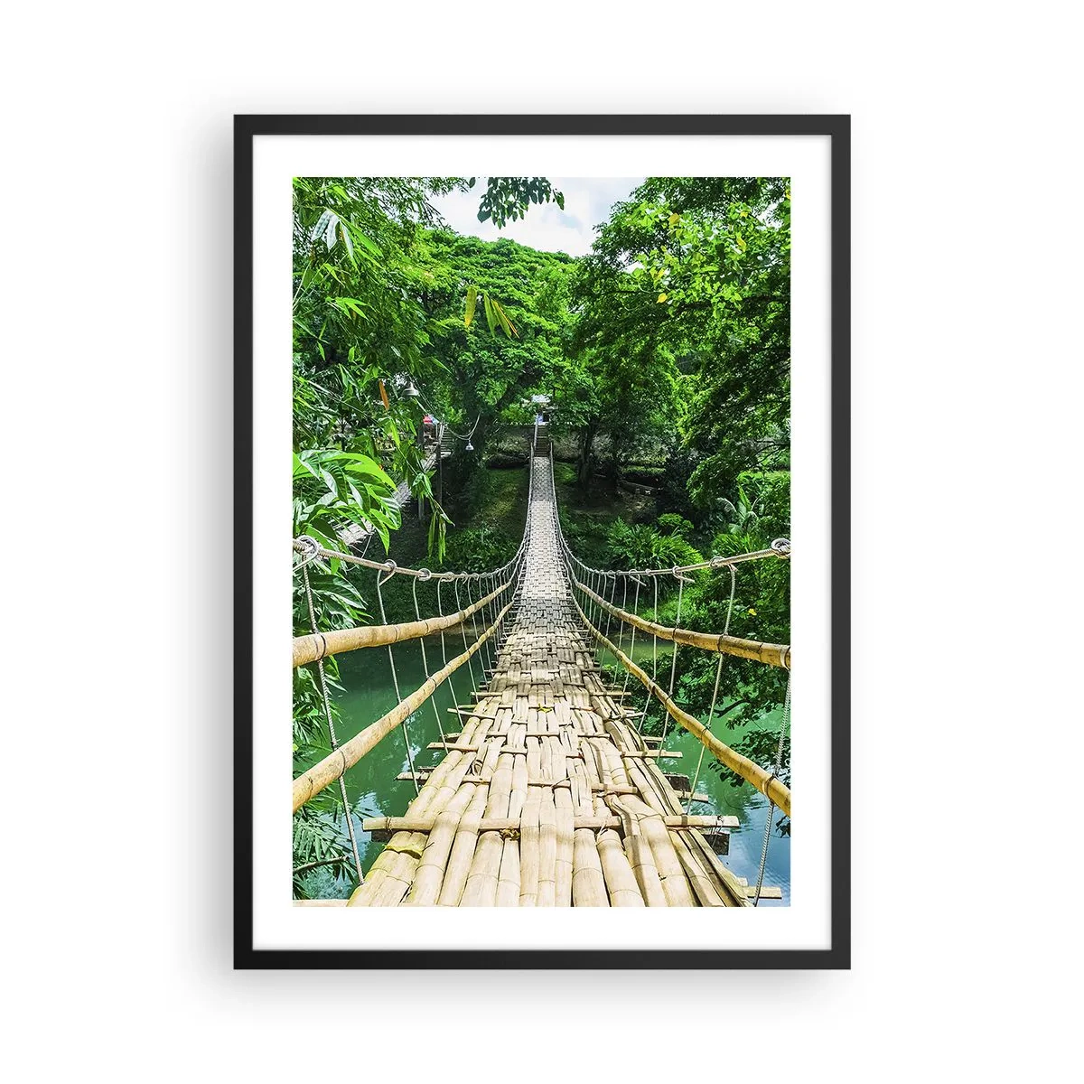 Plakát v černém rámu - Visutý bambusový most obklopený tropickou zelení - 50x70cm - Opičí most nad zelení - Moderní nástěnná dekorace do obývacího pokoje a ložnice ARTTOR