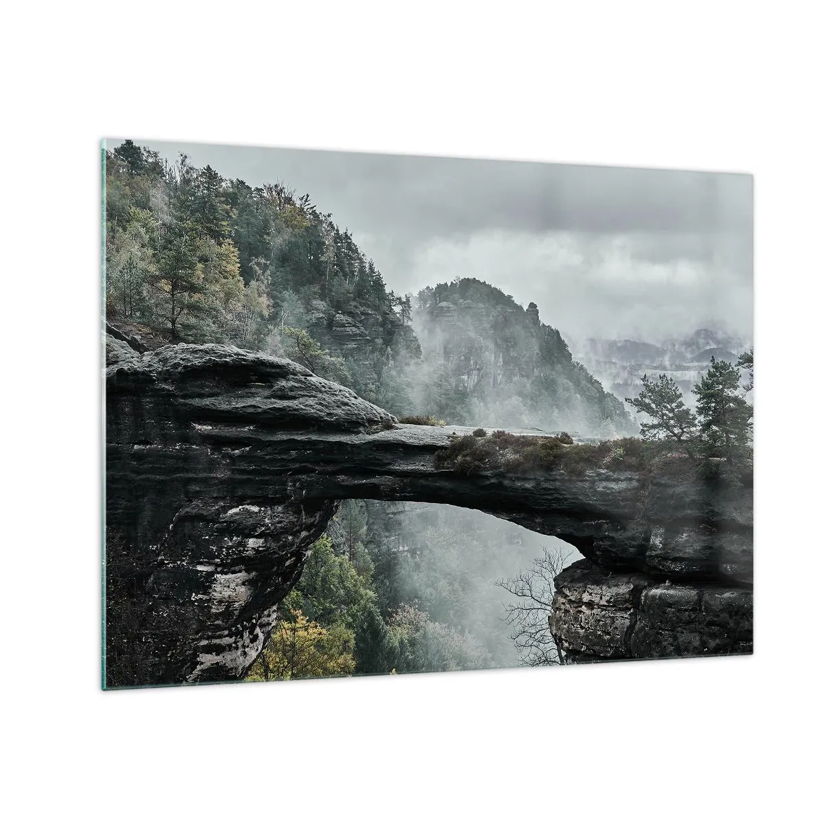 Obraz na skle - Kamenný most mezi mlhavými horami a lesní krajinou - 70x50cm - Dobrodružství právě začíná - Moderní nástěnná dekorace do obývacího pokoje a ložnice ARTTOR