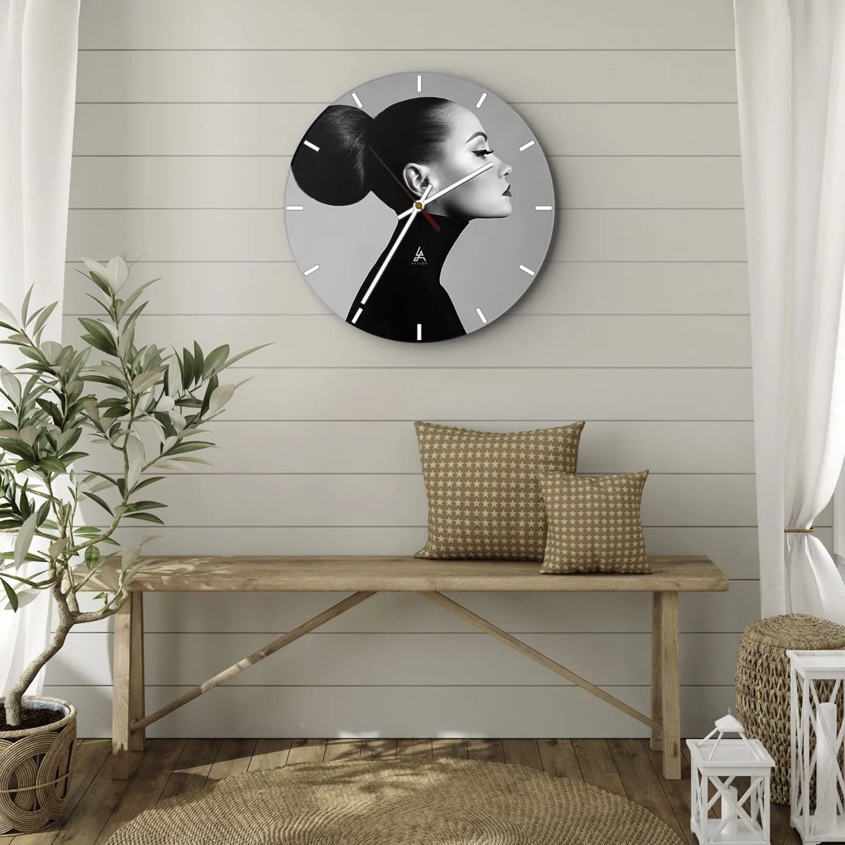 Nástěnné hodiny - Profil ženy v uměleckém stylu na šedém pozadí - 30x30cm - Moderní Nefertiti - Moderní nástěnná dekorace do obývacího pokoje, kuchyně a ložnice ARTTOR