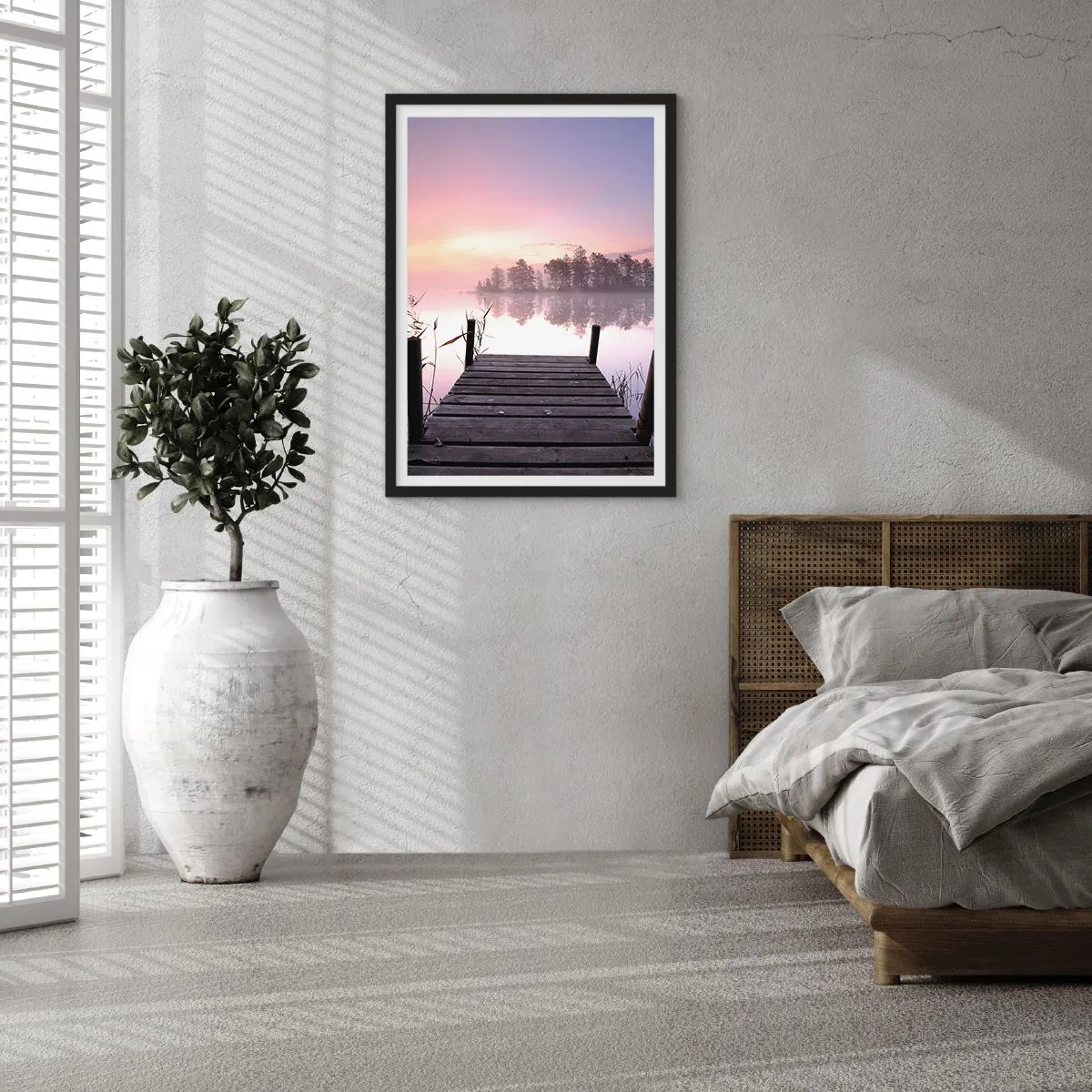 Plakát v černém rámu - Molo u jezera v pastelových barvách ráno - 50x70cm - Z liliové mlhy… - Moderní nástěnná dekorace do obývacího pokoje a ložnice ARTTOR