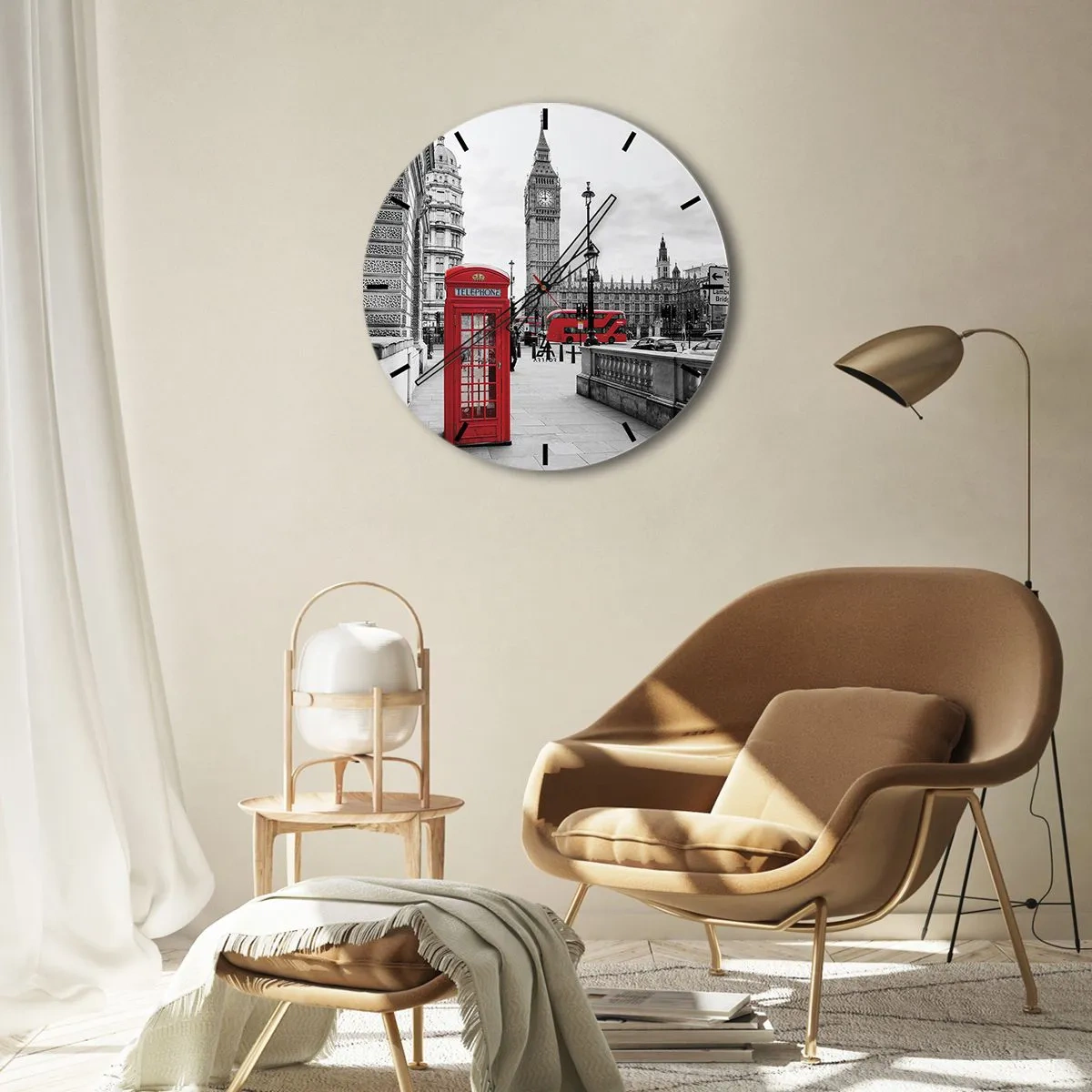 Nástěnné hodiny - Big Ben a červená telefonní budka na pozadí Londýna - 30x30cm - Nepochybně Londýn - Moderní nástěnná dekorace do obývacího pokoje, kuchyně a ložnice ARTTOR