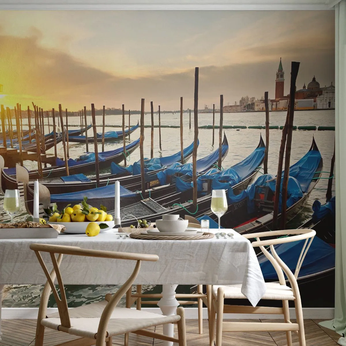 Fototapeta Standard Eco - Gondoly v Benátkách při západu slunce - 100x70cm - Než nastane zmatek - Moderní nástěnná dekorace do obývacího pokoje a ložnice ARTTOR