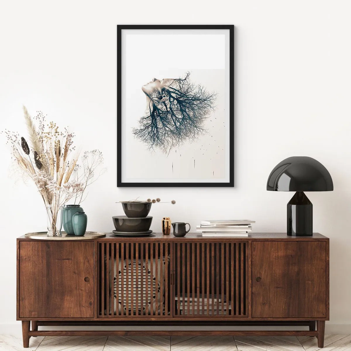 Plakát v černém rámu - Ženská tvář s větvemi tvořícími vlasy v surrealistickém stylu. - 50x70cm - Okouzlená šepotem stromu - Moderní nástěnná dekorace do obývacího pokoje a ložnice ARTTOR