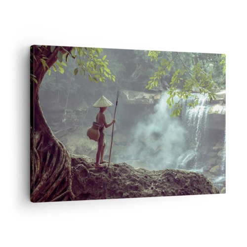 Obraz na plátně - Postava s kopím u vodopádu v tropickém lese - 70x50cm - Spřátelený s přírodou - Moderní nástěnná dekorace do obývacího pokoje a ložnice ARTTOR