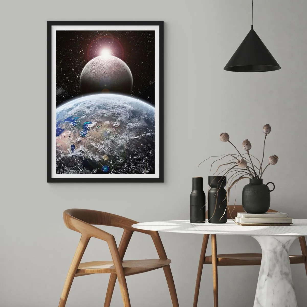 Plakát v černém rámu - Planety Země a Měsíc ve vesmíru - 50x70cm - Vesmírná krajina - východ slunce - Moderní nástěnná dekorace do obývacího pokoje a ložnice ARTTOR