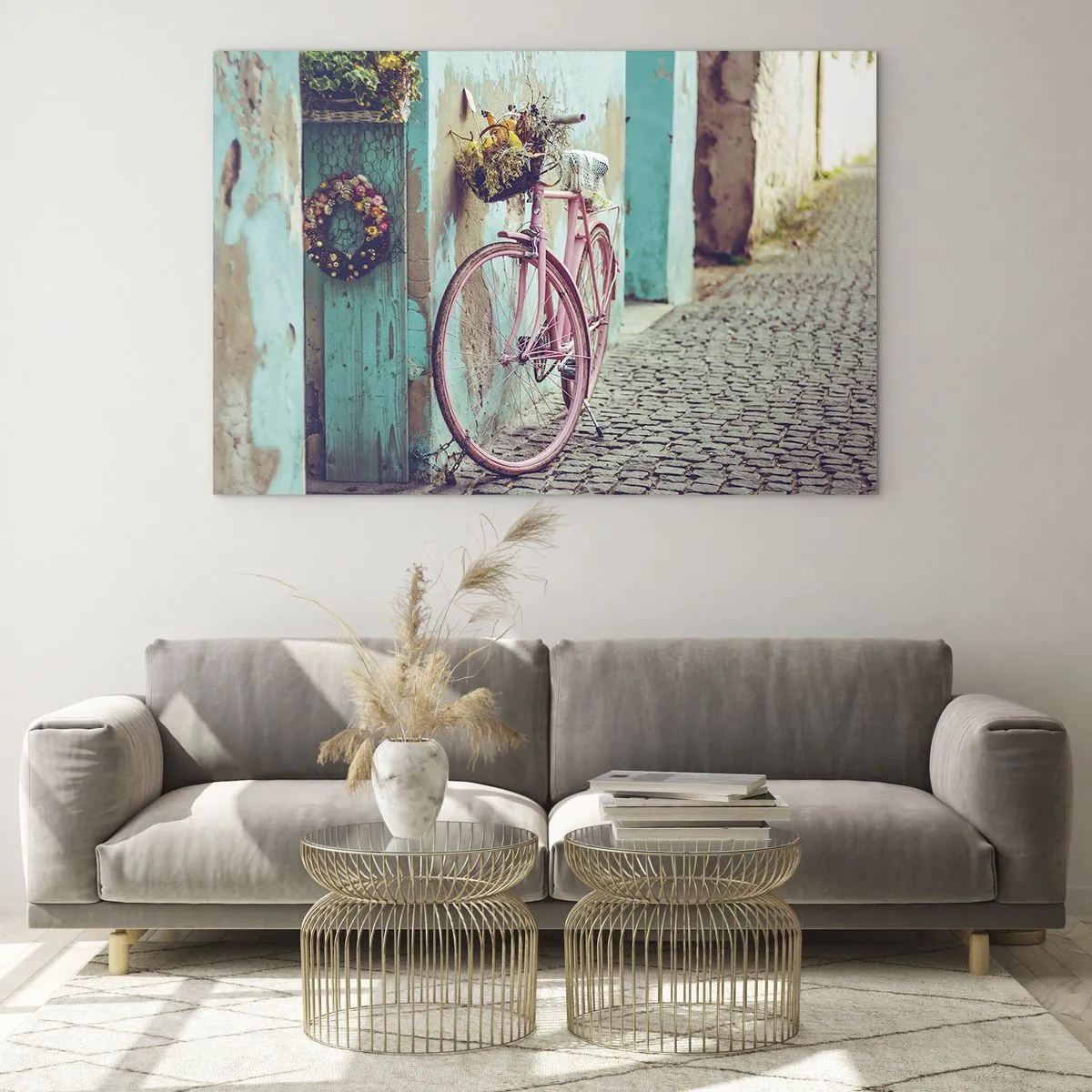 Obraz na skle - Růžové kolo opřené o zeď s květinami v koších, na pastelovém pozadí. - 70x50cm - Hned se vrátím - Moderní nástěnná dekorace do obývacího pokoje a ložnice ARTTOR