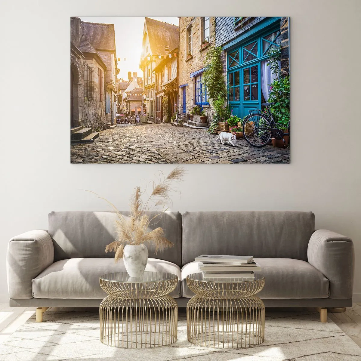 Obraz na skle - Okouzlující ulice ve městě s bílou kočkou a kolem - 70x50cm - Bílý duch městečka - Moderní nástěnná dekorace do obývacího pokoje a ložnice ARTTOR