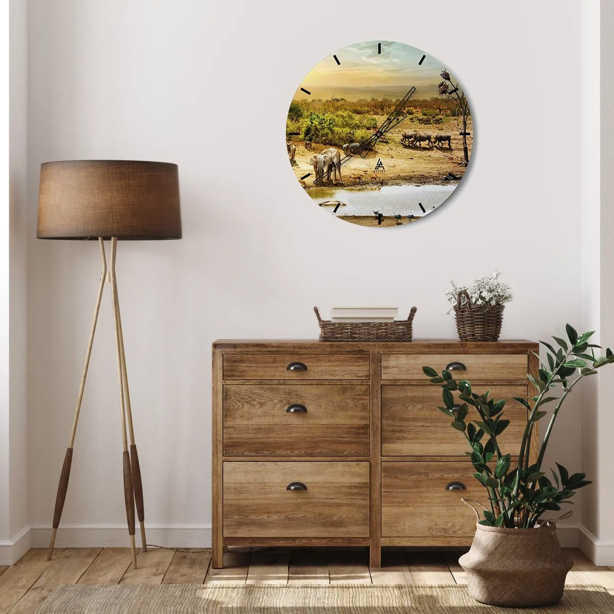 Nástěnné hodiny - Savana s divokými zvířaty u napajedla při západu slunce - 30x30cm - „Z ráje opět pramenila řeka…“ - Moderní nástěnná dekorace do obývacího pokoje, kuchyně a ložnice ARTTOR