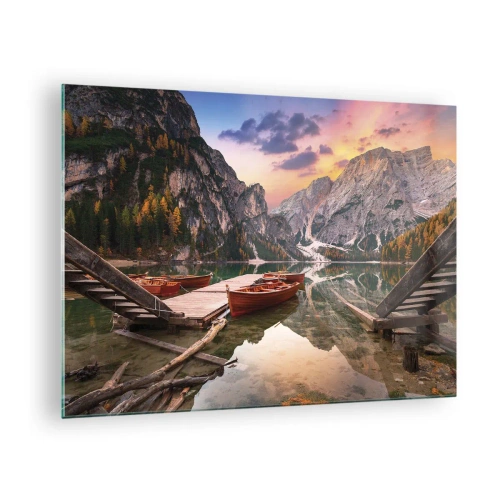 Obraz na skle - Horské jezero s molem a loděmi při východu slunce - 70x50cm - Slib dne - Moderní nástěnná dekorace do obývacího pokoje a ložnice ARTTOR
