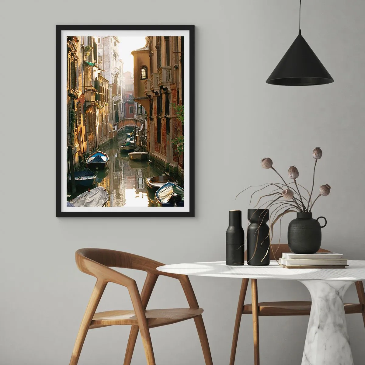 Plakát v černém rámu - Benátský kanál obklopený historickými činžovními domy - 50x70cm - V benátském zákoutí - Moderní nástěnná dekorace do obývacího pokoje a ložnice ARTTOR