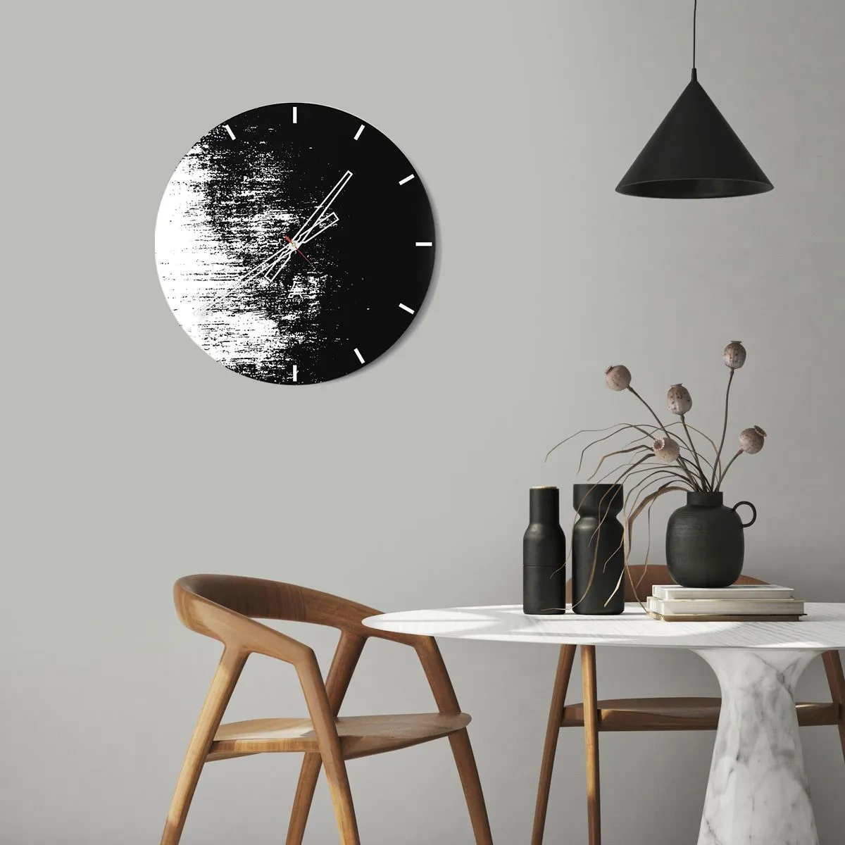 Nástěnné hodiny - Černobílý abstrakt s efektem tahů štětcem - 30x30cm - Vítězem se stává… - Moderní nástěnná dekorace do obývacího pokoje, kuchyně a ložnice ARTTOR