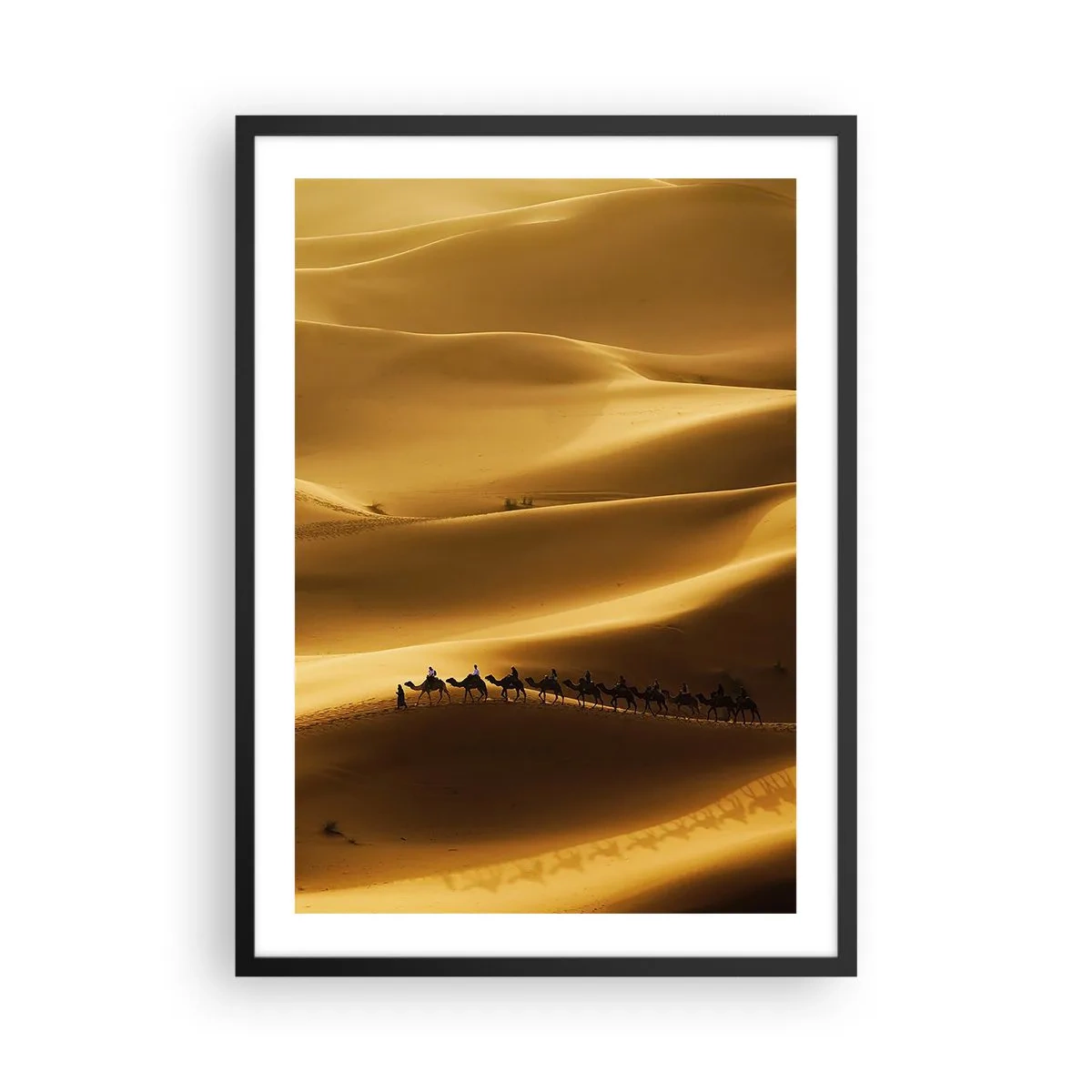 Plakát v černém rámu - Karavana velbloudů na pouštních dunách - 50x70cm - Karavana na vlnách pouště - Moderní nástěnná dekorace do obývacího pokoje a ložnice ARTTOR
