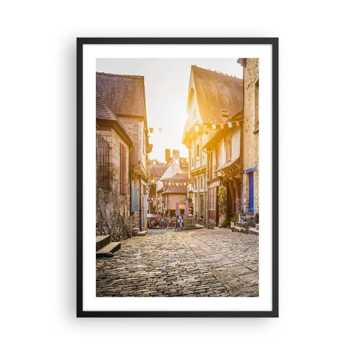 Plakát v černém rámu - Okouzlující ulice s činžovními domy v paprscích zapadajícího slunce - 50x70cm - Bílý duch městečka - Moderní nástěnná dekorace do obývacího pokoje a ložnice ARTTOR
