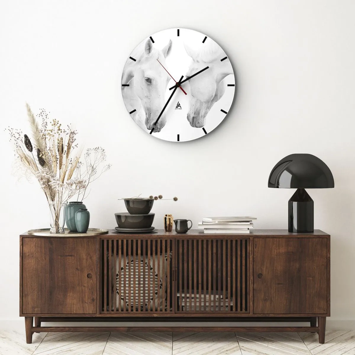 Nástěnné hodiny - Dva bílí koně stojící naproti sobě na bílém pozadí - 30x30cm - Je to přátelství…? - Moderní nástěnná dekorace do obývacího pokoje, kuchyně a ložnice ARTTOR